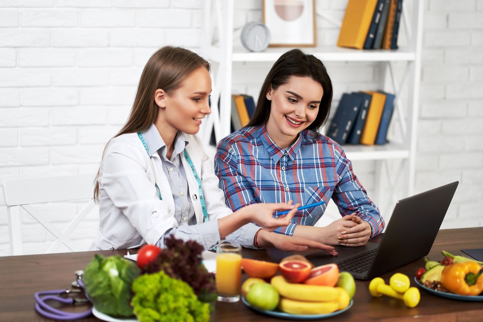 A nutritionist advises a young patient on proper nutrition