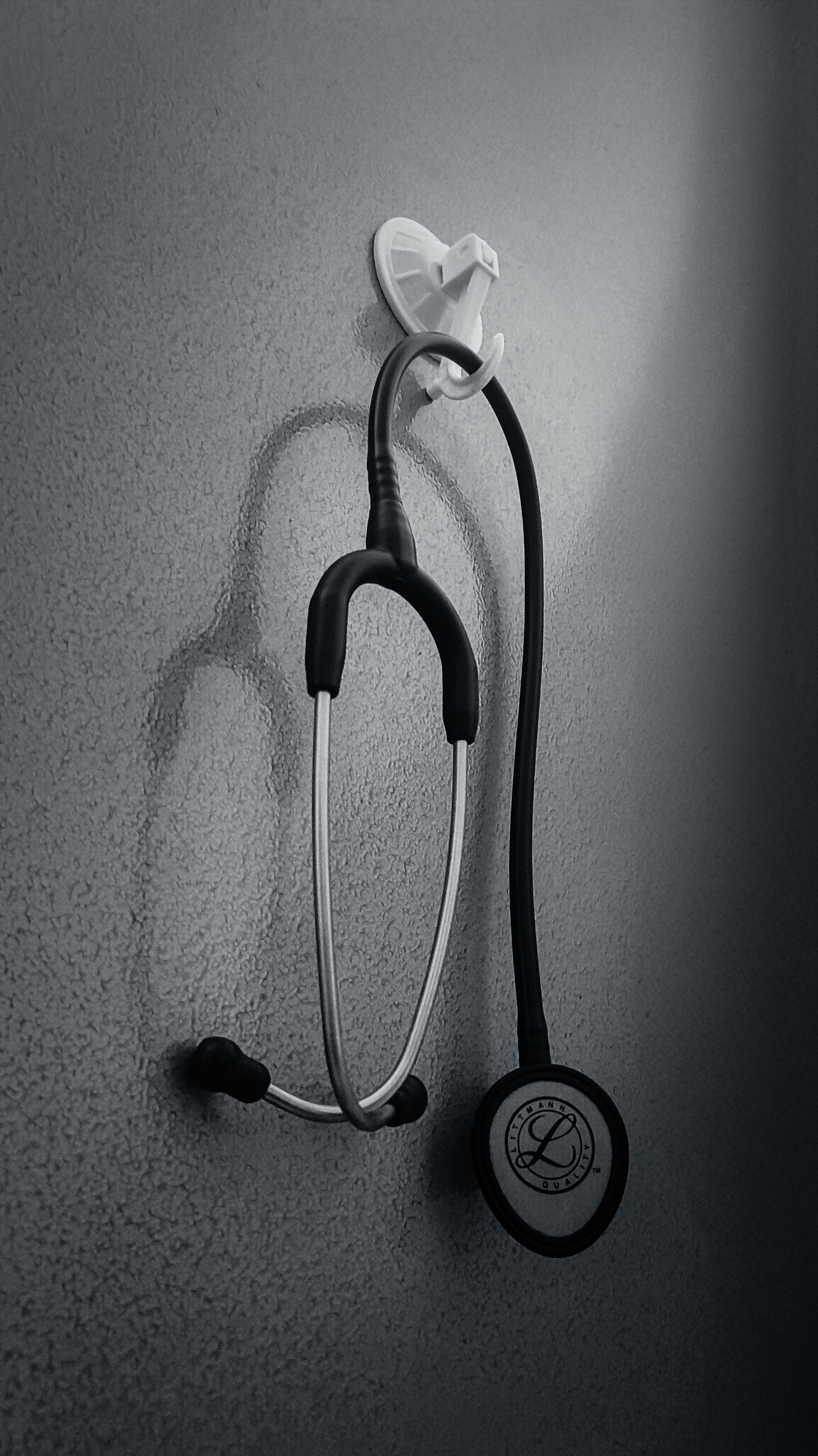 Quality stethoscope with a shock-resistant protective case