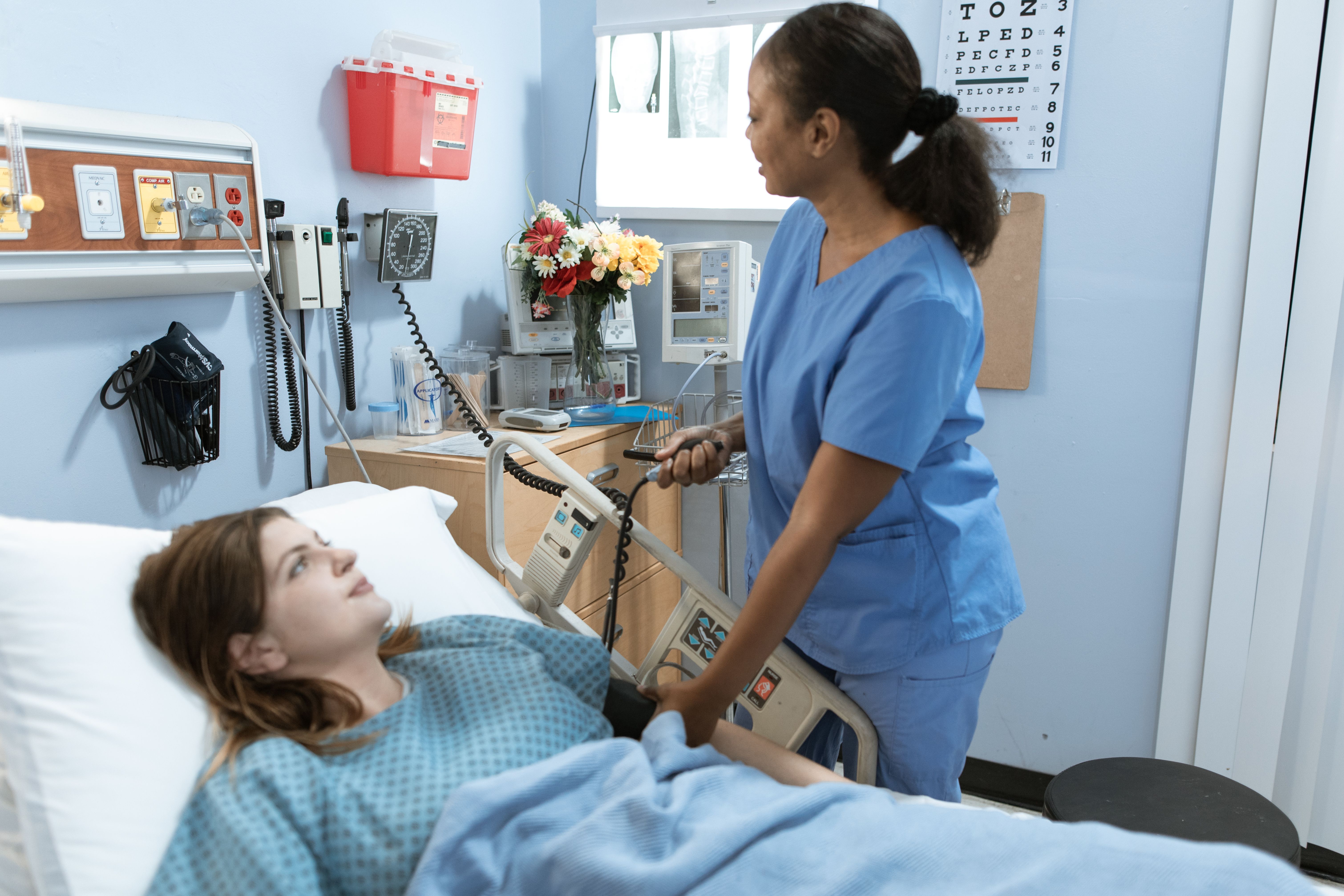 Clinical communication platform routing alarm notifications to a nurse's mobile device in a hospital setting